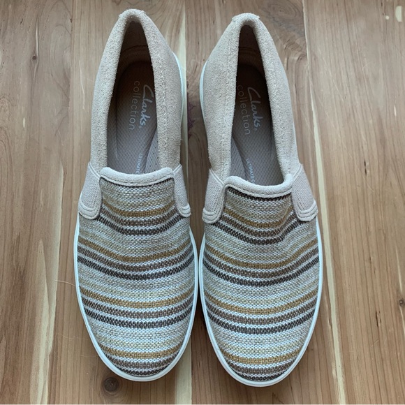 Clarks Collection Double Gore Slip Ons - Picture 4 of 9